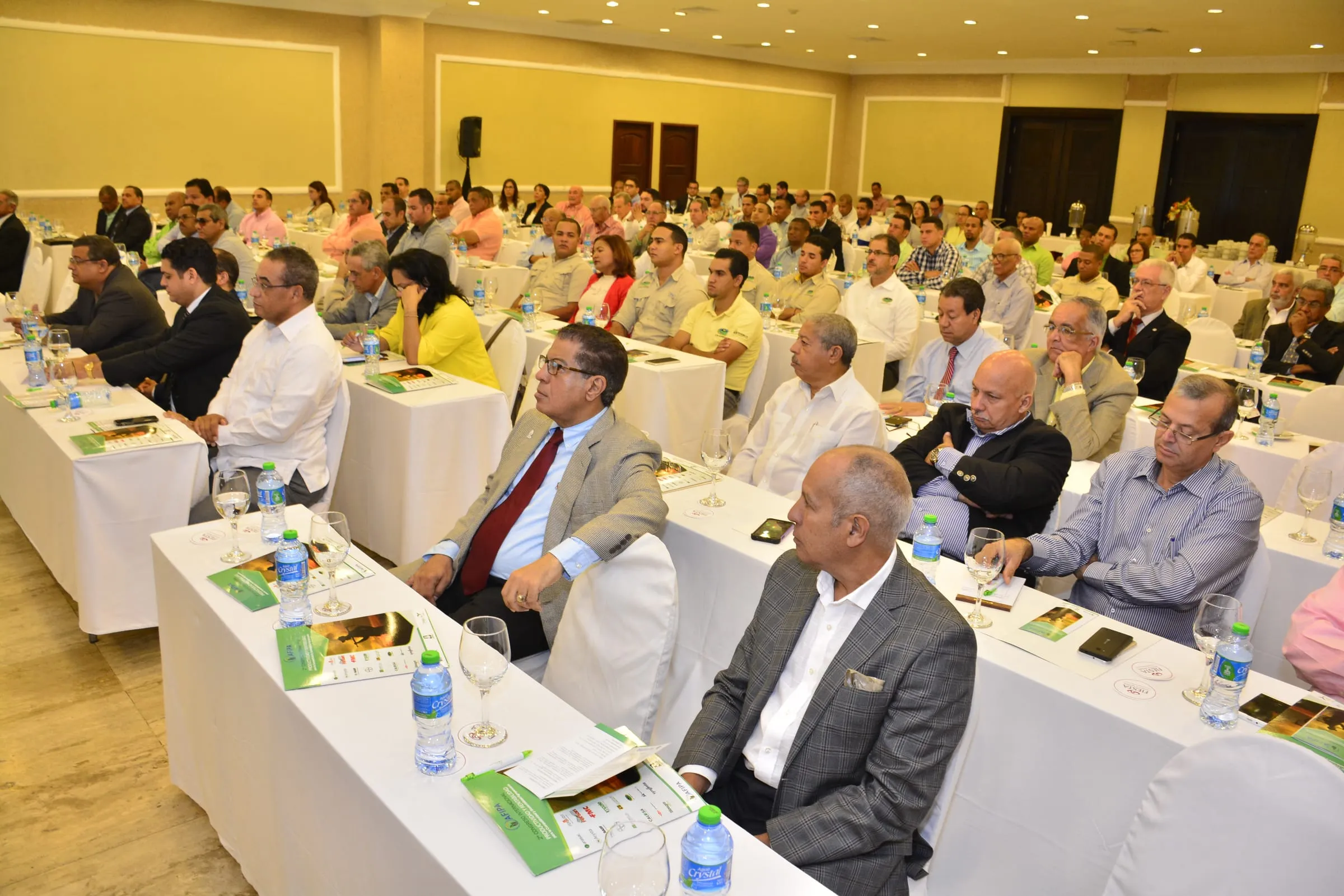 Salón lleno de productores y técnicos siguiendo una ponencia del segundo congreso desde mesas con carpetas y material del evento