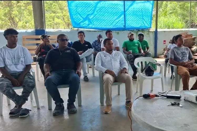 Productores sentados en sillas plásticas bajo techo siguen la capacitación de AFIPA en Sabaneta